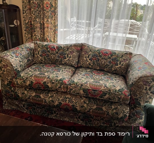 ספה מרופדת בדוגמת פרחים צבעונית